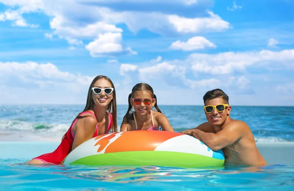 Glückliche Familie Freibad Meer Einem Sonnigen Tag — Stockfoto