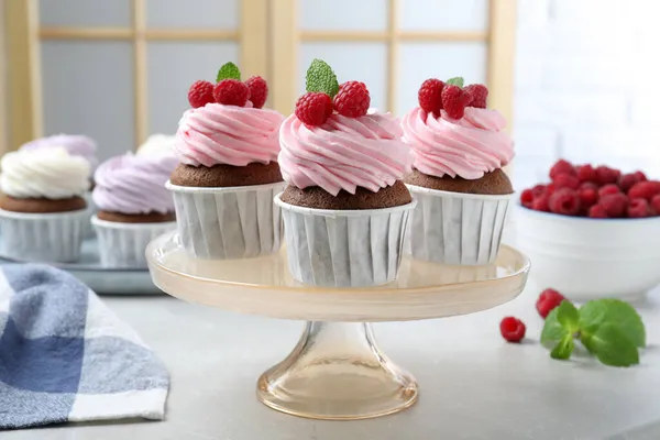 Deliciosos Cupcakes Con Crema Frambuesas Mesa Ligera Interior — Foto de Stock