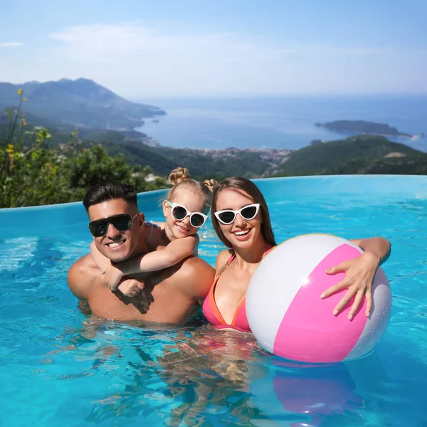 Glückliche Familie Mit Aufblasbarem Ball Freibad Luxus Resort Und Schöner — Stockfoto