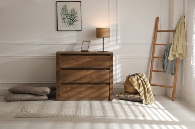 Odada desenli şık bir halı.