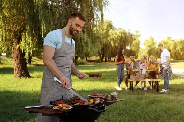 Uomo Che Cucina Carne Verdura Alla Griglia Nel Parco — Foto Stock