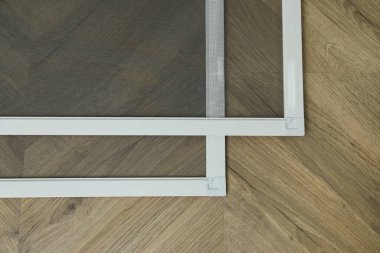 Ahşap zeminde yeni pencere ekranları, düz yatış