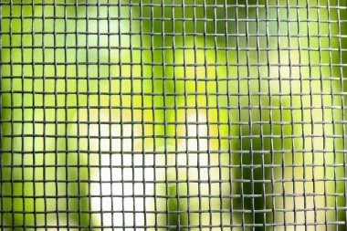 Bulanık arkaplana karşı pencere için böcek ekranı, kapat