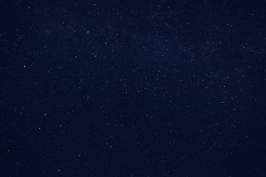 Güzel yıldızlı gece gökyüzü manzarası