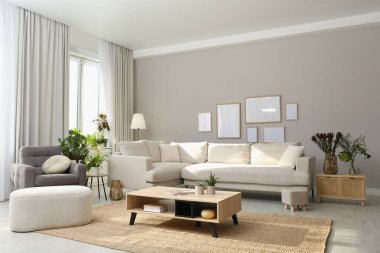 Güzel salon iç rahat kanepe ile