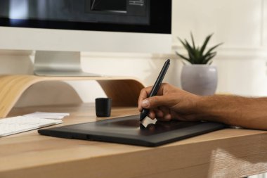 Masada grafiksel tablet üzerinde çalışan profesyonel rötuş, yakın plan