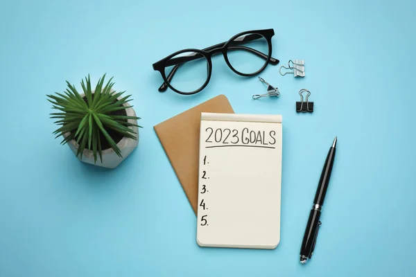 制定2023年新年目标 浅蓝色背景的平铺作文和笔记本 — 图库照片