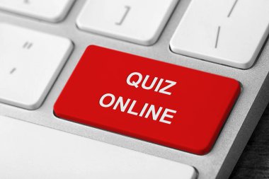 Modern bilgisayar klavyesinde QUIZ ONLINE metin ile kırmızı düğme, yakın görünüm
