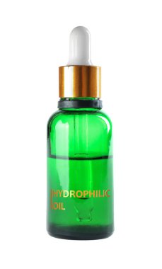 Beyaza izole edilmiş bir şişe hidrofilik yağ. Makyaj sökücü 