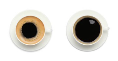 Beyaz arka planda, nefis aromalı kahve bardakları. Kolaj