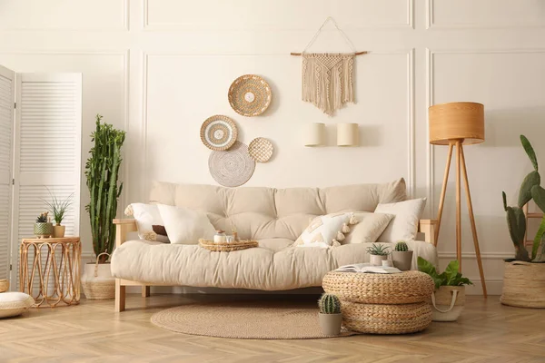 Stylový Interiér Obývacího Pokoje Pohodlnou Dřevěnou Pohovkou Krásnými Pokojovými Rostlinami — Stock fotografie
