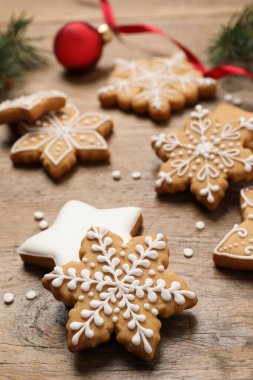 Ahşap masada lezzetli Noel kurabiyeleri, yakın plan.