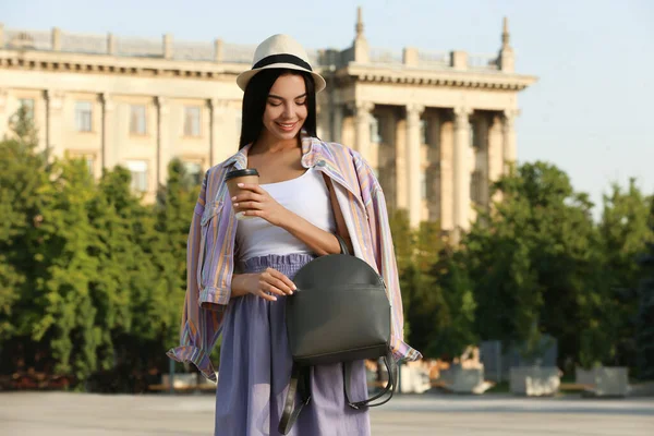 Krásná Mladá Žena Stylovým Batohem Kávou Ulici — Stock fotografie