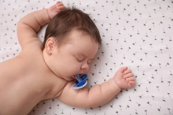 Bebé Bonito Com Chupeta Dormindo Cobertor Vista Superior — Fotografia de Stock