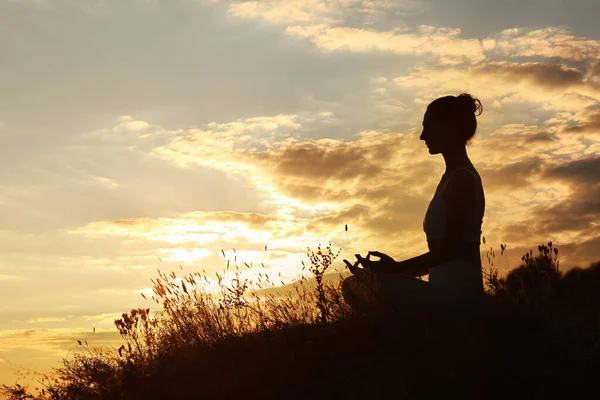 Силует Жінки Медитує Свіжому Повітрі Під Час Заходу Сонця Простір — стокове фото