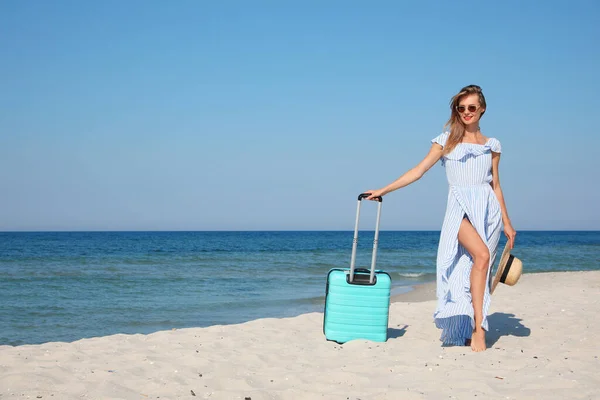 Deniz Kıyısındaki Kumsalda Bavullu Güzel Bir Kadın — Stok fotoğraf