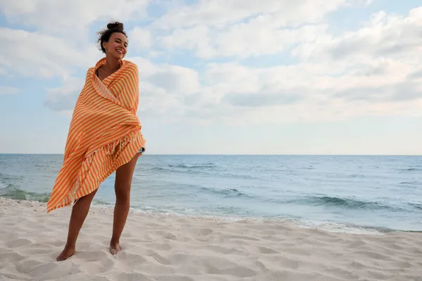 Mulher Afro Americana Bonita Com Toalha Praia Praia — Fotografia de Stock