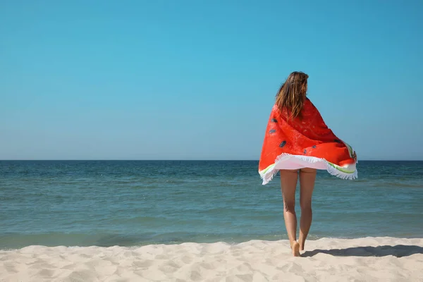 Женщина Пляжным Полотенцем Возле Моря Солнечный День Вид Сзади — стоковое фото