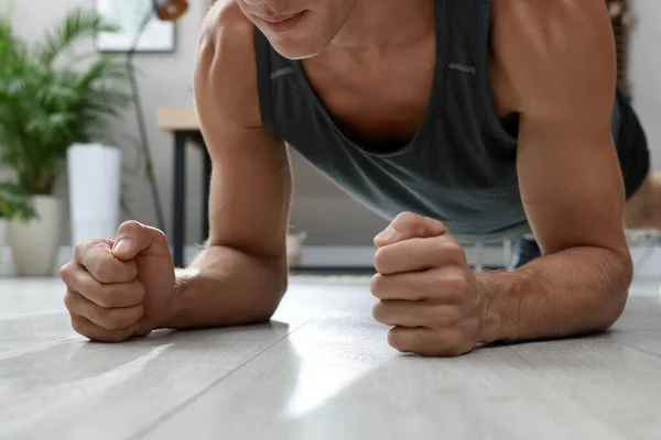 Hombre Haciendo Ejercicio Tablón Suelo Casa Primer Plano — Foto de Stock