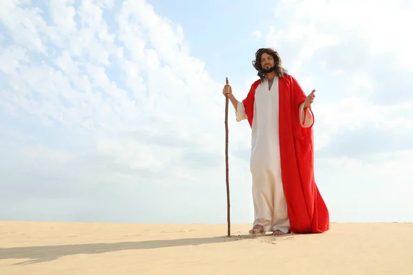 Jezus Christus Wandelend Met Een Stok Woestijn Ruimte Voor Tekst — Stockfoto