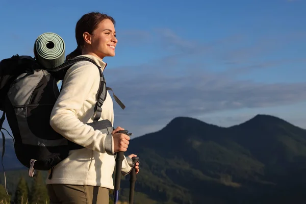 带背包和远足杆子的游客 欣赏山水风光 文字空间 — 图库照片