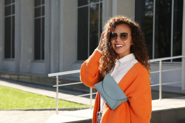 Mooie Afro Amerikaanse Vrouw Met Stijlvolle Taille Tas Straat Ruimte — Stockfoto