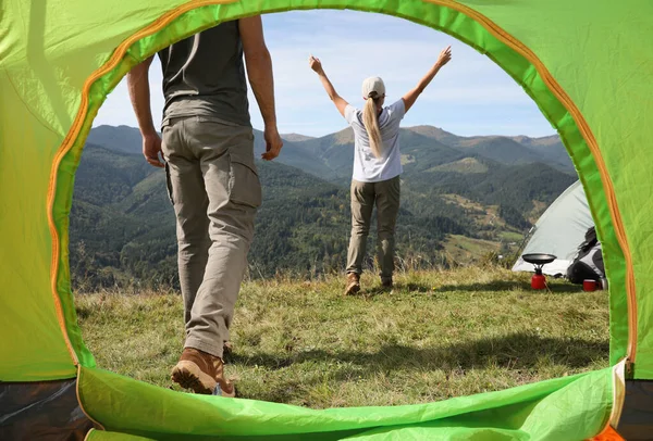 Pareja Las Montañas Día Soleado Vista Desde Tienda Campaña — Foto de Stock