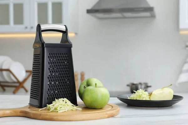 Râpe Pommes Fraîches Mûres Sur Table Blanche Dans Cuisine Espace — Photo