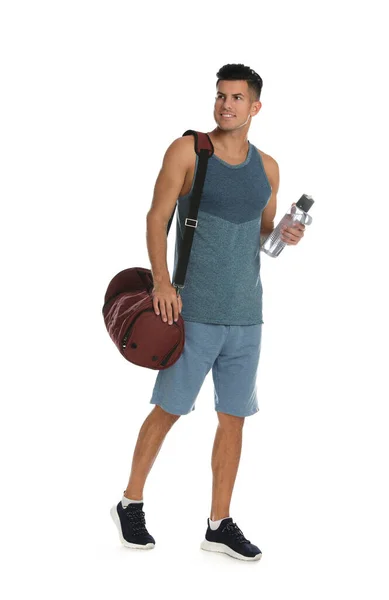 Schöner Mann Mit Sporttasche Und Wasserflasche Auf Weißem Hintergrund — Stockfoto