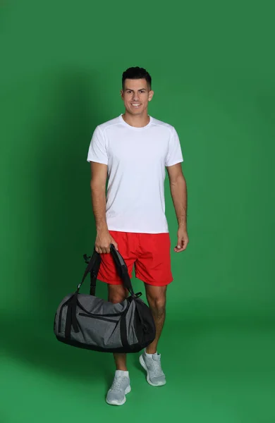 Hombre Guapo Con Bolsa Deporte Sobre Fondo Verde — Foto de Stock