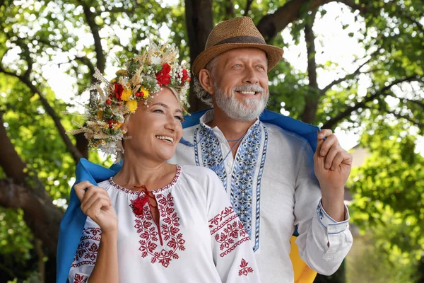 Feliz Casal Maduro Com Bandeira Nacional Ucrânia Livre — Fotografia de Stock