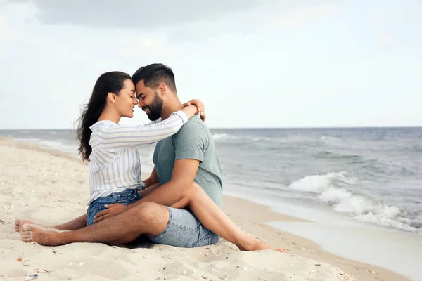 Schönes Paar Verbringt Zeit Zusammen Strand — Stockfoto