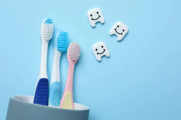 Denti Plastica Con Facce Carine Spazzolini Denti Sfondo Azzurro Posa — Foto Stock