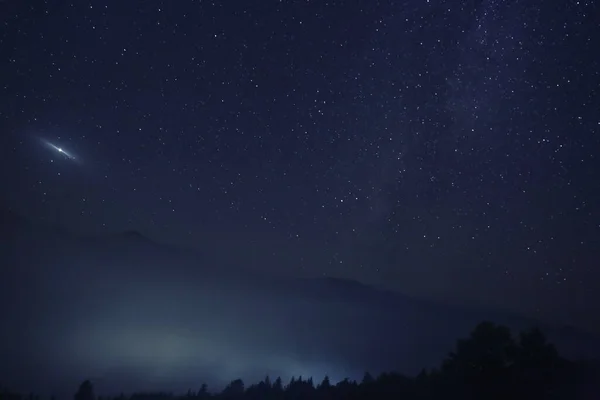 Malebný Výhled Noční Oblohu Krásnými Hvězdami Přes Mlhavý Kopec — Stock fotografie