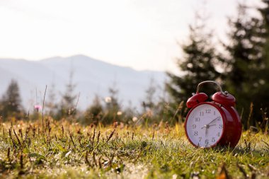 Sabahları dışarıdaki çimlerde kırmızı alarm çalar, mesaj için boşluk.