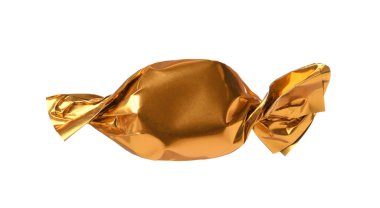 Beyaz üzerine izole edilmiş altın ambalajlı lezzetli şekerler