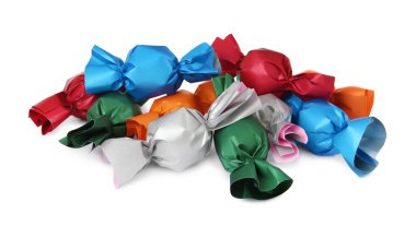 Beyaz arkaplanda renkli ambalajlarla bir sürü şeker