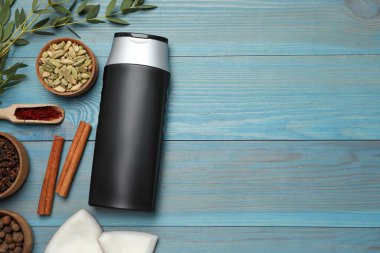 Düz kompozisyon ve açık mavi ahşap masa üzerinde bir şişe duş jeli vardı. Metin için boşluk