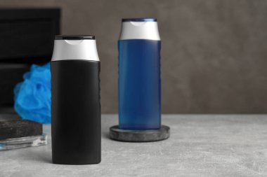 Gri masadaki duş jeli şişeleri. Metin için boşluk