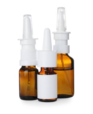 Beyaz arka planda birçok farklı burun spreyi var.