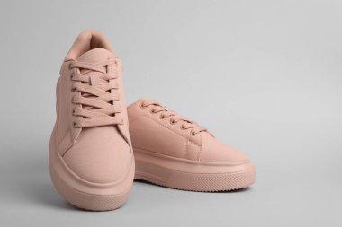 Gri arka planda bir çift rahat spor ayakkabısı