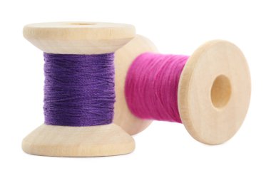 Beyaz arkaplanda farklı renkli dikiş iplikleri, yakın plan