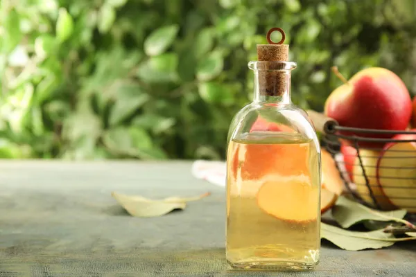 Cuka Apel Alami Dan Buah Buahan Segar Meja Kayu Biru — Stok Foto