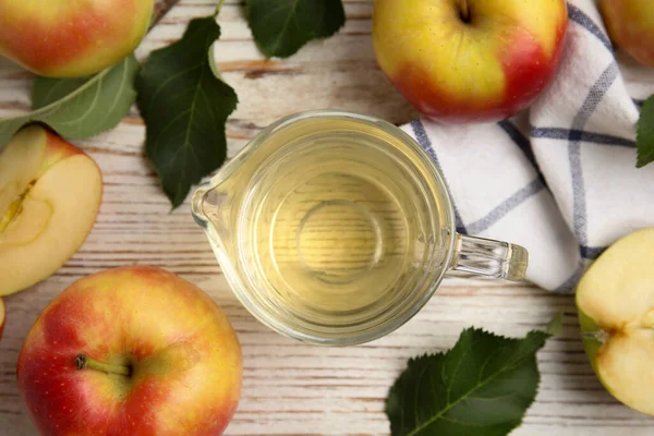 天然リンゴ酢と白木のテーブルの上の新鮮な果物 フラットレイ — ストック写真