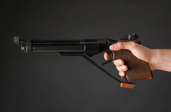 Střelba Pistole Muž Míří Standardní Pistole Tmavém Pozadí Detailní Záběr — Stock fotografie