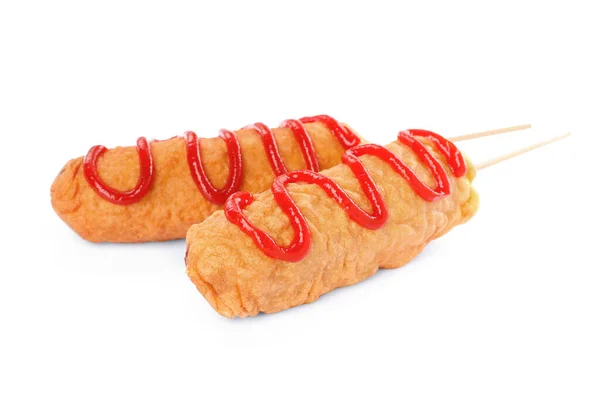 Heerlijke Gefrituurde Corn Dogs Met Ketchup Witte Achtergrond — Stockfoto