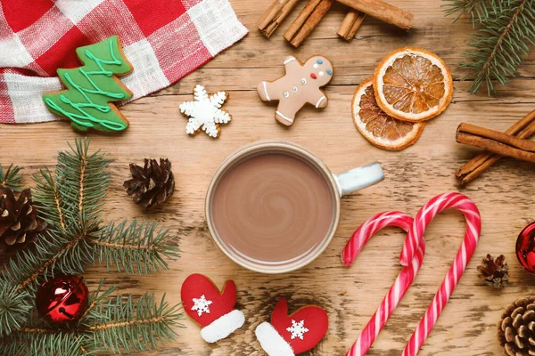 Flache Liegekomposition Mit Köstlicher Heißer Schokolade Und Weihnachtsdekor Auf Holztisch — Stockfoto