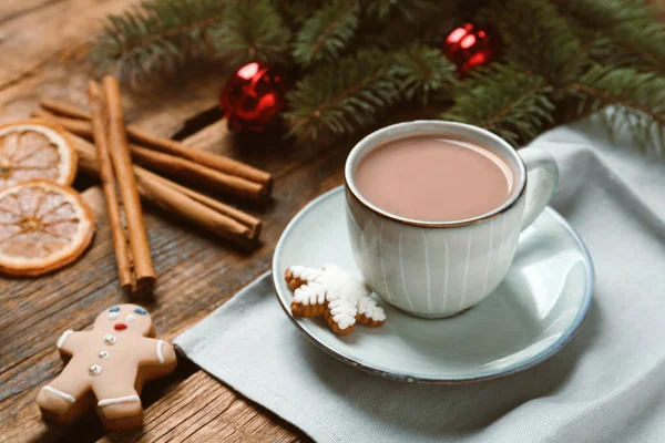 Leckere Heiße Schokolade Und Weihnachtsdekoration Auf Holztisch — Stockfoto