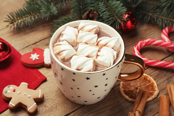 Leckere Heiße Schokolade Mit Marshmallows Und Weihnachtsdekor Auf Holztisch — Stockfoto