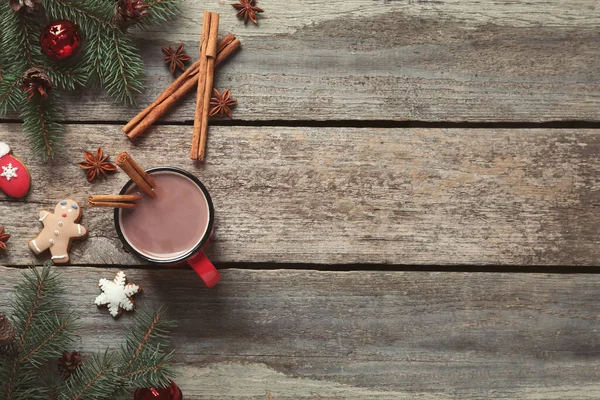 Composición Plana Chocolate Caliente Delicioso Con Canela Decoración Navidad Mesa — Foto de Stock